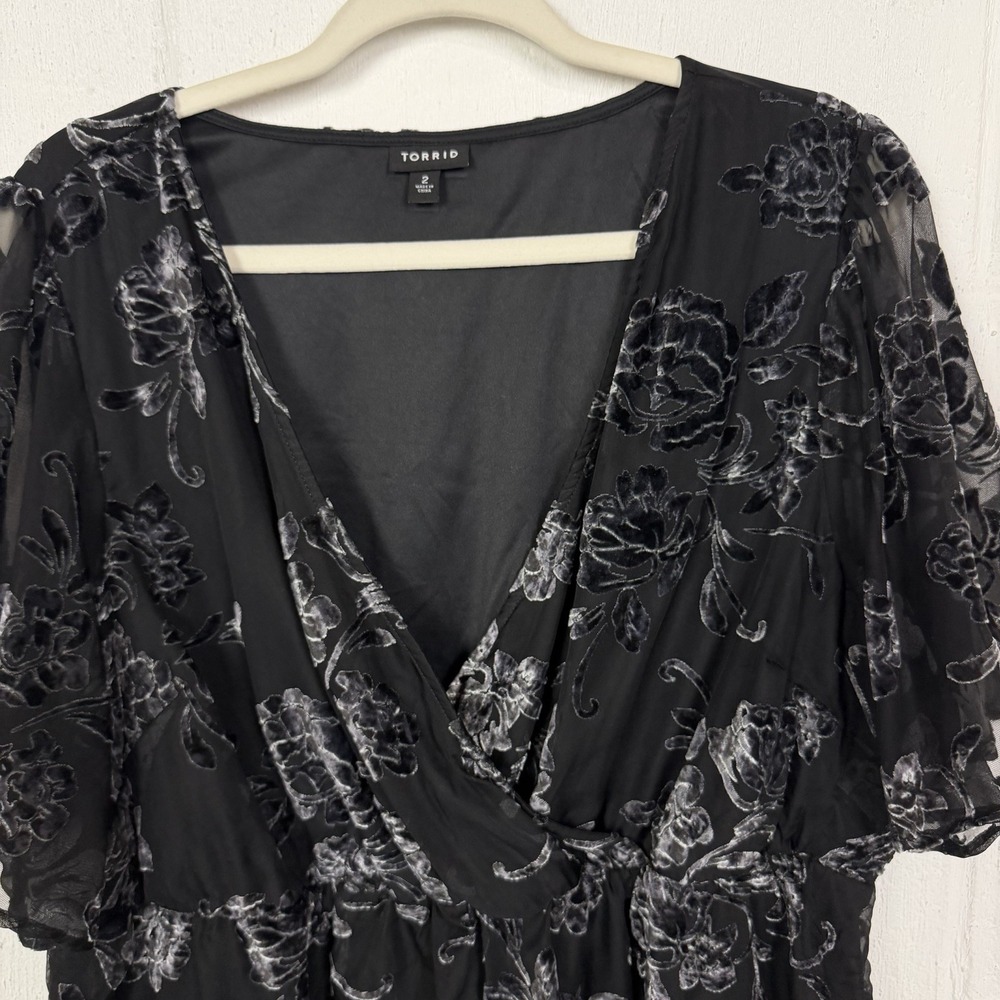 Torrid Top Black Velvet Burnout Sheer Lined Whimsigoth Dark Fairy Romantic SZ 2X - Picture 2 of 13